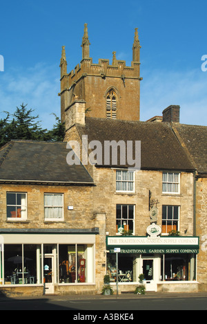 Stow on the Wold marché Cotswold ville scène de rue avec tour de l'église au-delà de la partie de la Place du Marché Banque D'Images