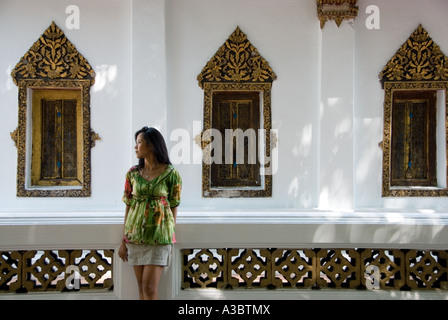 Jeune femme thaïlandaise promenades le long les rues tranquilles de Bangkok. Banque D'Images