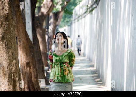 Jeune femme thaïlandaise promenades le long les rues tranquilles de Bangkok. Banque D'Images