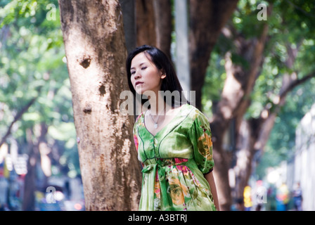 Jeune femme thaïlandaise promenades le long les rues tranquilles de Bangkok. Banque D'Images