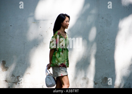 Jeune femme thaïlandaise promenades le long les rues tranquilles de Bangkok. Banque D'Images