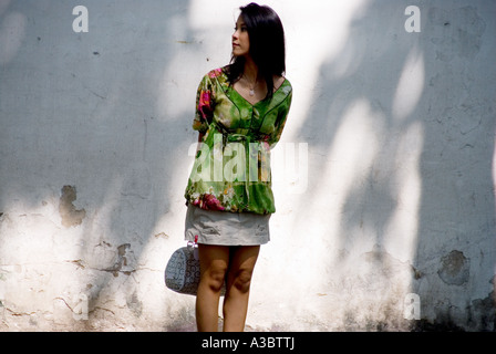 Jeune femme thaïlandaise promenades le long les rues tranquilles de Bangkok. Banque D'Images