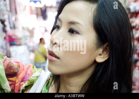 Deux jeunes femmes thaïlandaises shopping dans Yarowat, le Chinatown de Bangkok. Banque D'Images