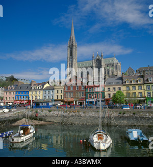 La Cathédrale Saint-colman, bateaux, bâtiments, le port et le bord de Cobh, Waterford, Irlande Banque D'Images