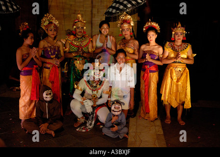 Danse traditionnelle balinaise de Bali pour les clients de l'hôtel.Homme dans le folklore traditionnel masque de singe.Seminyak Kuta, Indonésie 2006 2000 HOMER SYKES Banque D'Images