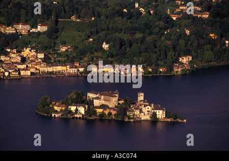 Italie Piémont Isola San Giulio sur le lac d'Orta ville d'Orta San Giulio vue depuis Madonna dal Sasso Banque D'Images