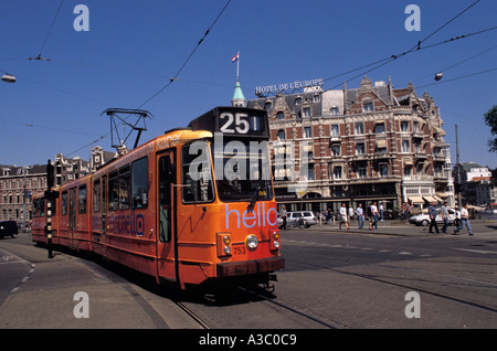 Le Tram à Amsterdam, Pays-Bas Banque D'Images