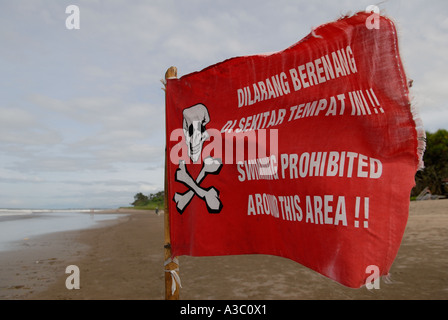 Île de Bali beach tête de mort signe de danger natation interdite HOMER SYKES Banque D'Images