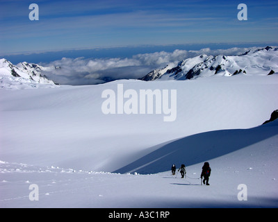Les alpinistes encordés passent par un Cym à néos-zélandais Alpes du Sud Banque D'Images