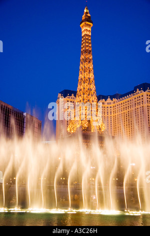 Fontaines du Bellagio effectuer en face de la Tour Eiffel réplique du Casino de Paris sur le Las Vegas NEVADA USA Banque D'Images