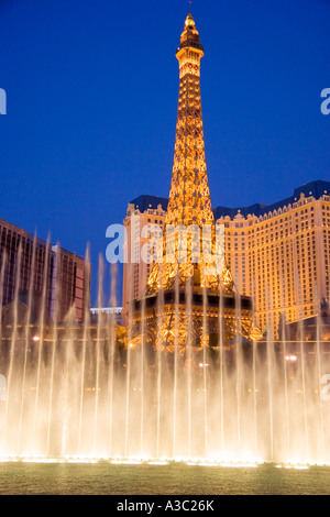 Fontaines du Bellagio effectuer en face de la Tour Eiffel réplique du Casino de Paris sur le Las Vegas NEVADA USA Banque D'Images