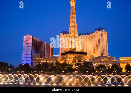 Fontaines du Bellagio effectuer en face de la Tour Eiffel réplique du Casino de Paris sur le Las Vegas NEVADA USA Banque D'Images