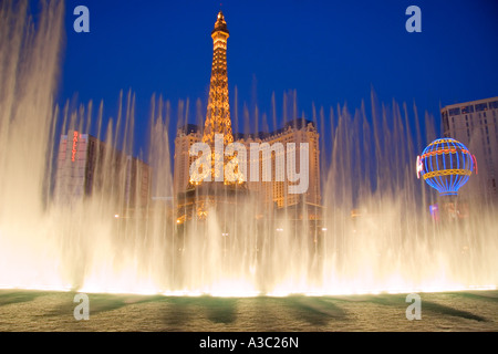 Fontaines du Bellagio effectuer en face de la Tour Eiffel réplique du Casino de Paris sur le Las Vegas NEVADA USA Banque D'Images