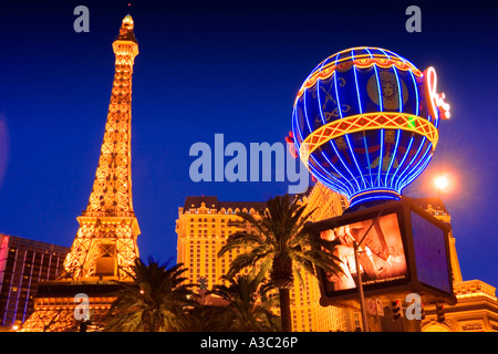 Une réplique de la Tour Eiffel et un ballon géant faux peser sur la Paris Casino sur le Strip de Las Vegas Las Vegas NEVADA USA Banque D'Images