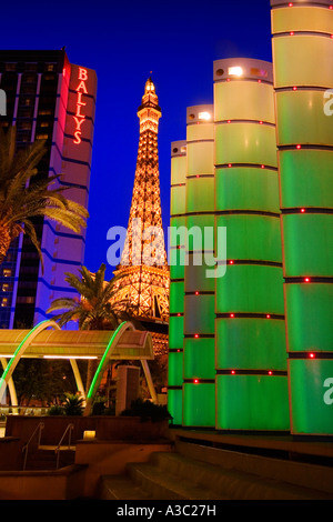 Une réplique de la Tour Eiffel domine le Paris et Ballys casinos sur le Strip de Las Vegas Las Vegas NEVADA USA Banque D'Images