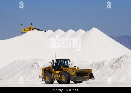 L'équipement et d'énormes monticules de sel à une usine d'extraction de minéraux par évaporation sur les rives du Grand Lac Salé en Utah USA Banque D'Images