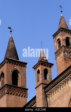 Le sommet de la cathédrale romane de San Lorenzo, Alba Banque D'Images