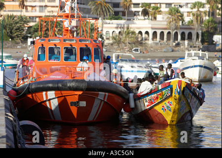 La police et les autorités espagnoles avec des vêtements et des masques sur l'orange Salvamento Maritimo Banque D'Images