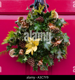 Couronne de Noël sur la porte rouge Banque D'Images