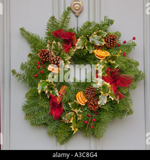 Couronne de Noël sur la porte grise Banque D'Images