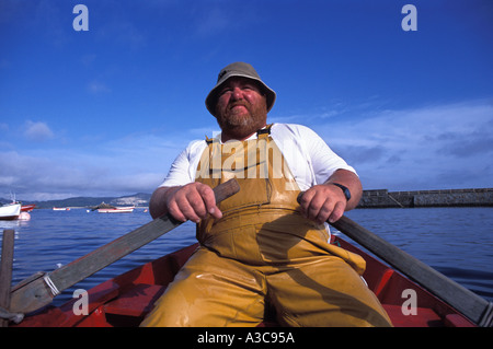 Aviron pêcheur en mer en Corrubedo sur les Rias Baixas de Galice, Espagne Banque D'Images