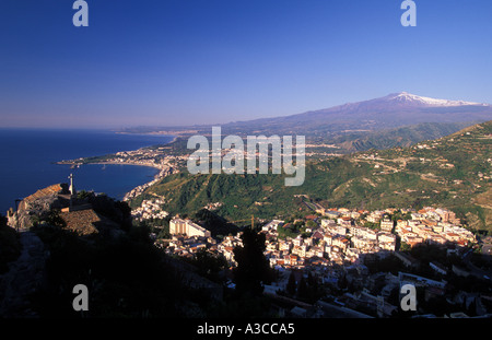 Italie Sicile vue du Castlemola vers Taormine et villes côtières de Giardini Naxos et l'Etna Banque D'Images