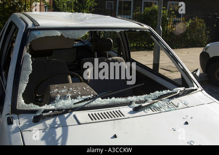 Vieille voiture blanche ; ruiné et divisé en ; avec fenêtre brisé ; Londres ; Angleterre ; uk Banque D'Images