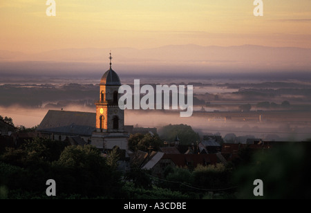L'aube à Saint Hippolyte un village médiéval en Alsace est de la France près de Bergheim Banque D'Images
