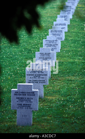 Pierres tombales dans un cimetière près de Bergheim France de soldats allemands tués au cours de la Seconde Guerre mondiale Banque D'Images