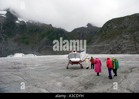 Un groupe d'arriver en hélicoptère pour explorer le Glacier Mendenhall en Alaska avec l'hélicoptère Banque D'Images