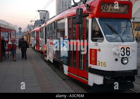 Panne d'alimentation le 17 novembre 2006 à Varsovie, Pologne. Longue ligne de tramways bloqués. Banque D'Images