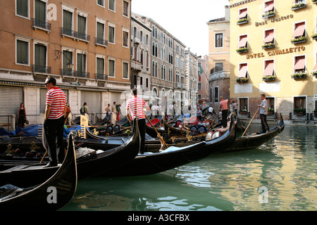 Line-up de gondoles attendent les clients dans les mondes Numéro 1 Tourist Destination Venise Italie Banque D'Images