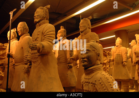 Réplique de chiffres chinois de la célèbre armée de terre cuite chinoise de l'empereur Qinshi Huang creuser sur la pièce à Varsovie, Pologne Banque D'Images