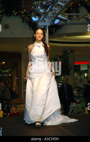 Des robes fashion show Banque D'Images