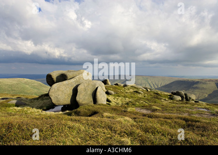 'Kinder Scout' et 'Le sommet de montagne" Woolpacks pierre meulière érodés des formations rocheuses, l' 'Peak District Derbyshire England UK Banque D'Images