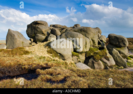 'Kinder Scout' et 'Le sommet de montagne" Woolpacks pierre meulière érodés des formations rocheuses, l' 'Peak District Derbyshire England UK Banque D'Images