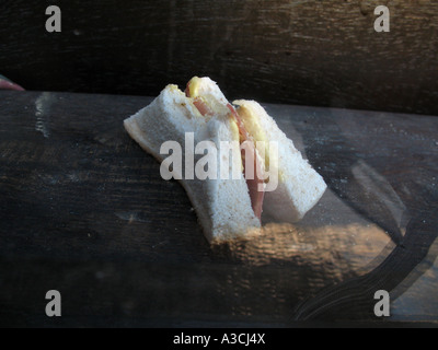 Sandwich à moitié mangé dans une fenêtre de pub Banque D'Images