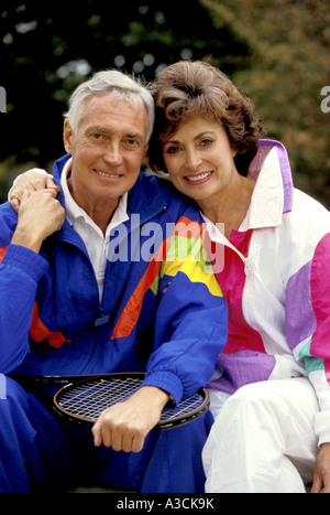 Couple de personnes âgées dans les vêtements de sport avec raquette de tennis Banque D'Images