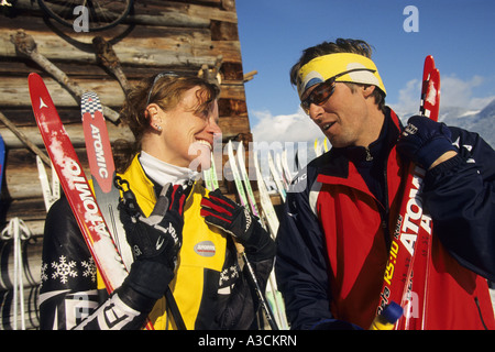 Couple avec piste de ski en face d'une cabane en bois, l'Autriche, Alpes Banque D'Images