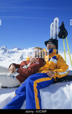 Deux skieurs au repos, l'Autriche, Alpes Banque D'Images