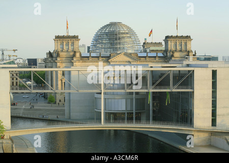 Vue sur le Reichstag de l'autre côté de la Paul-Loebe-chambre. Le Spreesprung qu'une connexion à l'Marie-Elisabeth-Lueders-House, Ger Banque D'Images