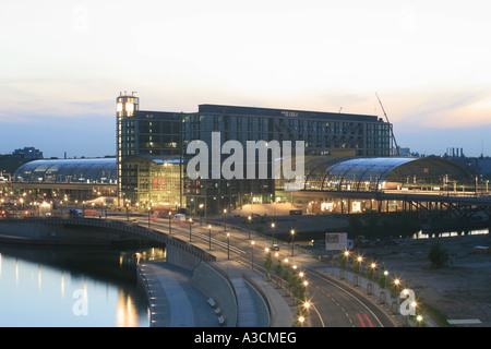 La gare centrale de Berlin, ancienne gare Lehrter, vue depuis le Reinhard street dans la soirée, l'Allemagne, Berlin Banque D'Images