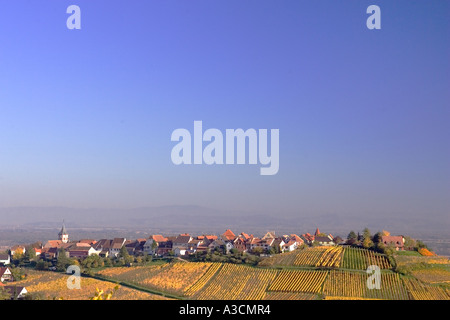 Le village viticole de Ribeauvillé en Alsace en France à l'automne Banque D'Images