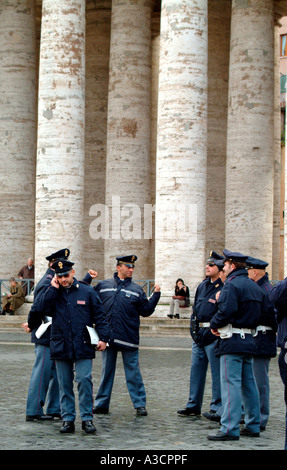 Policiers italiens se situe en face des colonnes à St Peters Square Vatican Rome Italie Banque D'Images