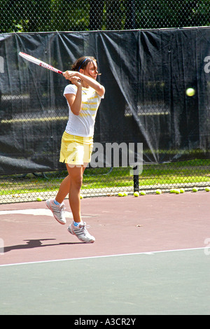 Une adolescente à jouer à un jeu de tennis de l'école secondaire au Michigan Banque D'Images