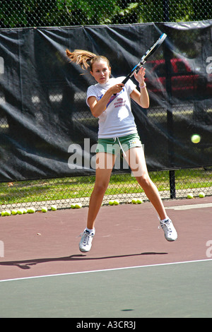 Une adolescente à jouer à un jeu de tennis de l'école secondaire au Michigan Banque D'Images