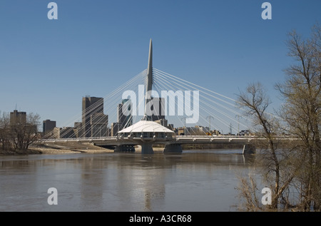 Canada Manitoba Winnipeg Esplanade Riel passerelle au-dessus de la rivière Rouge sur le centre-ville Banque D'Images