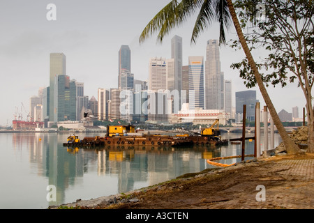 Voir l'aube d'une barge de la construction et le quartier central des affaires de Singapour Banque D'Images