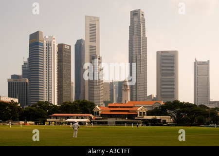 Singapore Cricket Club (ch. 1884), avec le quartier d'affaires central derrière Banque D'Images