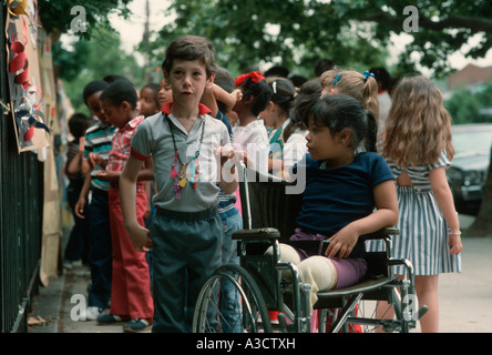 Les enfants de l'école élémentaire à un étudiant d'art à Brooklyn New York Banque D'Images